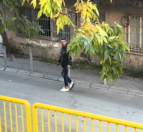 Policia kërkon ndihmë për identifikimin e një të dyshuari për ngacmim