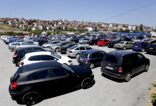 Parkingu prapa Pallatit të Rinisë dhe Sporteve, si lokacioni i dytë i caktuar për ndërtimin e Teatrit të Operës dhe Baletit (Foto: Driton Paçarada)