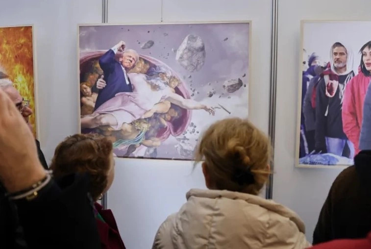 Në ekspozitën e titulluar “Triumfi”, prezantohen veprat e piktorit shqiptar Avni Delvina, duke festuar fitoren e presidentit të ri amerikan (Foto: Associated Press)