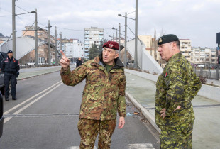 Komandanti i misionit të NATO-s në Kosovë, KFOR, Enrico Barduani, ka mirëpritur zëvendëskomandantin e Komandës së Forcave Aleate të NATO-s në Napoli, Peter K. Scott