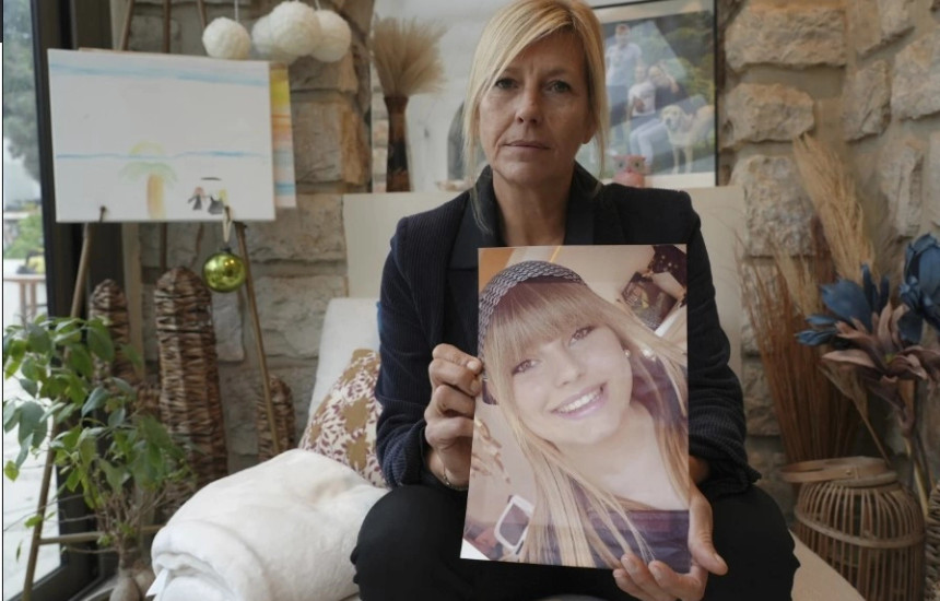 Stephanie Mistre duke mbajtur foton e vajzes se saj Marie, qe kreu vetevrasje