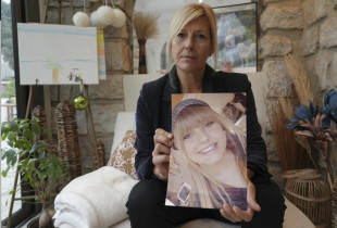 Stephanie Mistre duke mbajtur foton e vajzes se saj Marie, qe kreu vetevrasje