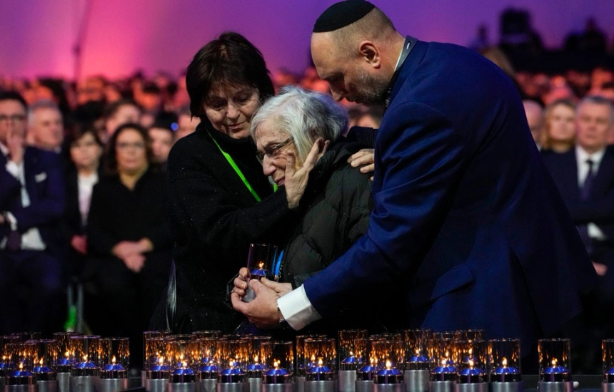 E mbijetuara e Aushvicit duke bere homazhe ne ceremonine per 80 vjetorin e clirimit te kampit