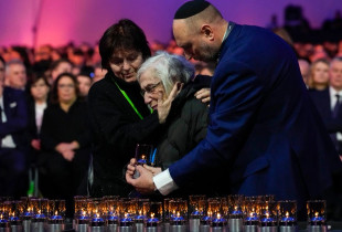 E mbijetuara e Aushvicit duke bere homazhe ne ceremonine per 80 vjetorin e clirimit te kampit