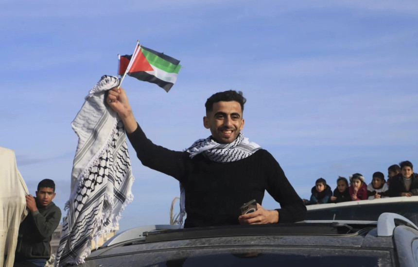 Nja palestinez duke festuar armepushimin ne Gaza