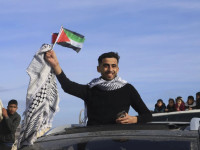 Nja palestinez duke festuar armepushimin ne Gaza