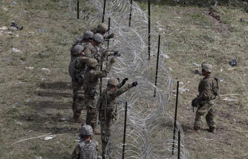 Ushtarët amerikanë në kufi me Meksikën duke e rrethuar zonën