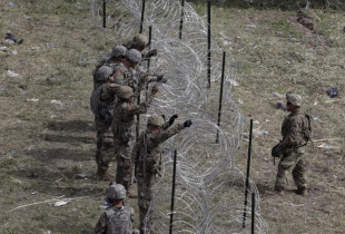 Ushtarët amerikanë në kufi me Meksikën duke e rrethuar zonën