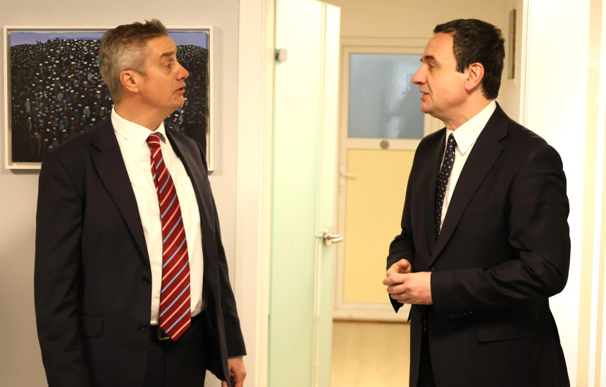 Në prag të zgjedhjeve, ambasadori britanik takon Kurtin