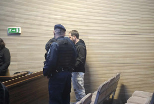 Gjykata Themelore në Prishtinë të enjten e ka dënuar Osman Kastratin, me nofkën Ebu Bekër, me tri vjet e dy muaj burgim për organizimin dhe pjesëmarrje në grupe terroriste.