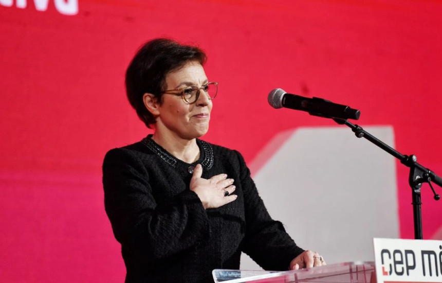 Donika Gërvalla gjatë fjalimit në Deçan në të cilin e quajti Ramush Haradinajn “gjeneral të vetshpallur”. Për këtë deklaratë, LVV-ja u dënua me 10 mijë euro