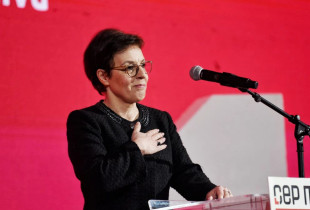 Donika Gërvalla gjatë fjalimit në Deçan në të cilin e quajti Ramush Haradinajn “gjeneral të vetshpallur”. Për këtë deklaratë, LVV-ja u dënua me 10 mijë euro