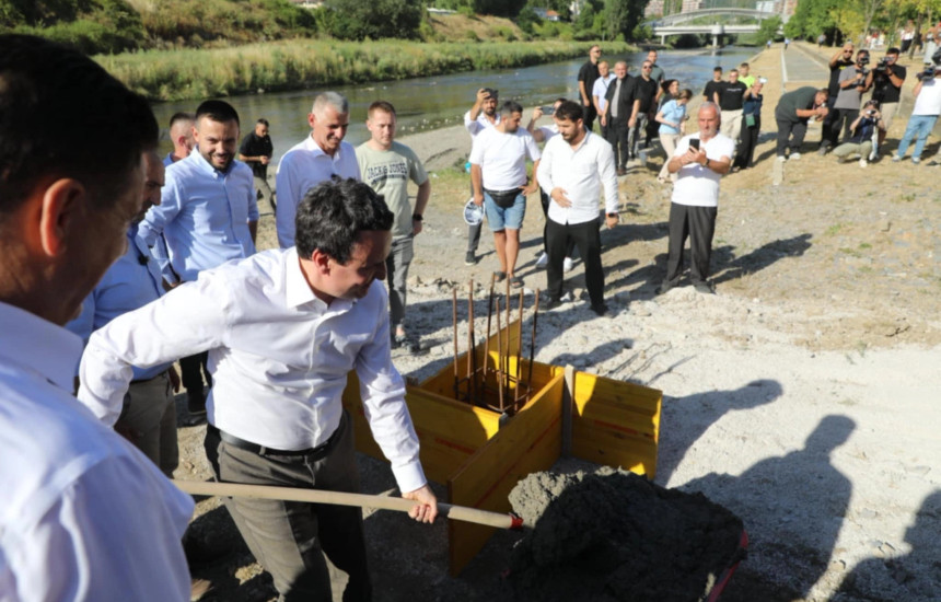 Vendosja e gurthemelit për ndërtimin e urës mbi Ibër (Foto: Driton Paçarada)
