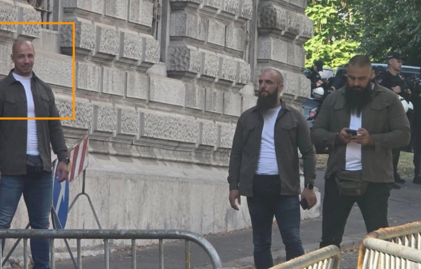 Vlladimir Vuçetiq, i akuzuar për sulmin në Banjskë, në protestën në Beograd, më 28 qershor 2025.