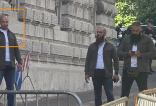 Vlladimir Vuçetiq, i akuzuar për sulmin në Banjskë, në protestën në Beograd, më 28 qershor 2025.