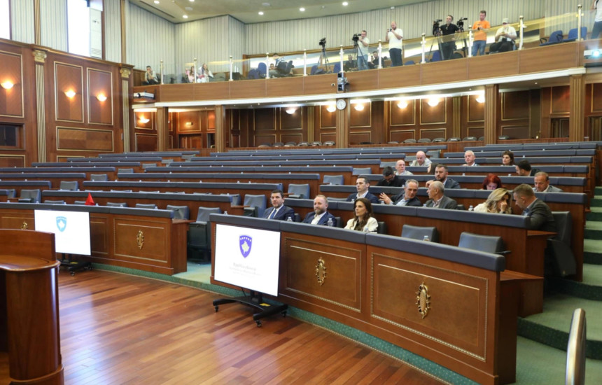 PDK-ja proteston, deputetët rrinë në sallë pas dështimit të seancës