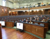 PDK-ja proteston, deputetët rrinë në sallë pas dështimit të seancës