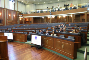 PDK-ja proteston, deputetët rrinë në sallë pas dështimit të seancës