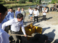 Albin Kurti gjatë vendosjes së gurthemelit për urën mbi Ibër (Foto: Driton Paçarada)