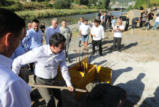 Albin Kurti gjatë vendosjes së gurthemelit për urën mbi Ibër (Foto: Driton Paçarada)