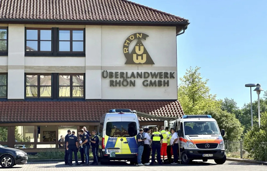 21-vjeçari sulmon me thikë kolegët në Gjermani, një e vdekur