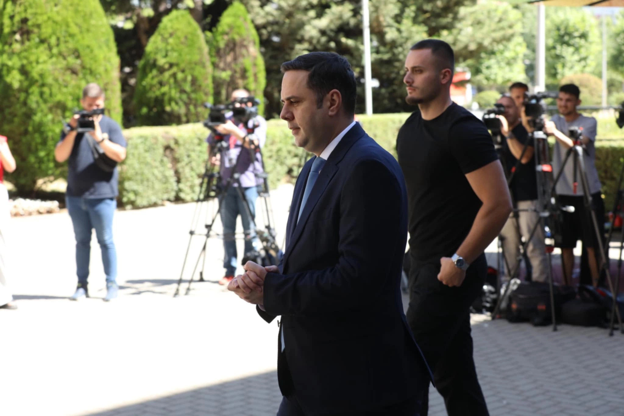 Abdixhiku në Ambasadën e SHBA-së për takim