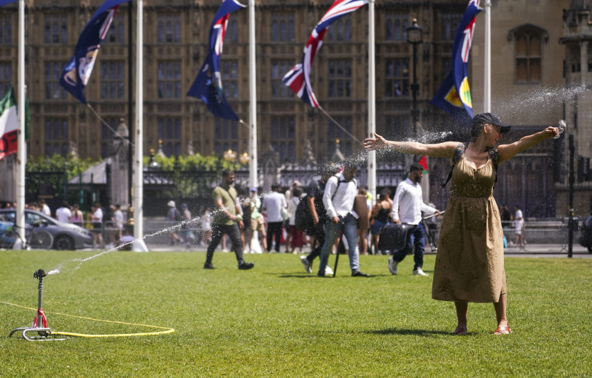 Një grua në Britani gjen një mënyrë për t'u freskuar nga temperaturat ekstreme
