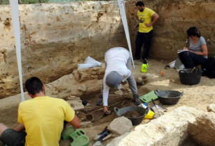 Këto pllaka besohet se janë sjellë nga varrezat hebreje të Castelló d'Empúries dhe datojnë prej gjysmës së dytë deri në fund të shekullit XIV