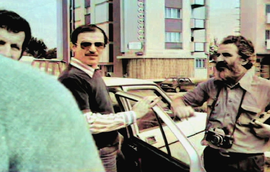 Bekim Fehmiu gjatë parapërgatitjeve të filmit “Kur pranvera vonohet” më 1978 (Foto: Shukri Kaçaniku)