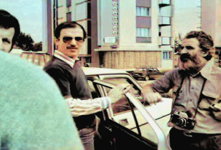 Bekim Fehmiu gjatë parapërgatitjeve të filmit “Kur pranvera vonohet” më 1978 (Foto: Shukri Kaçaniku)