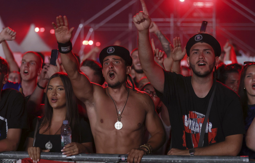 Përshëndetja pro-naziste në koncertin e Thompsonit nxisin reagime