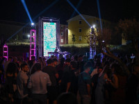 Ceremonia treditore e hapjes është kurorëzuar me sesion me muzikë elektronike në hangarin qendror të ngjarjes (Foto: Tuğhan Anıt)