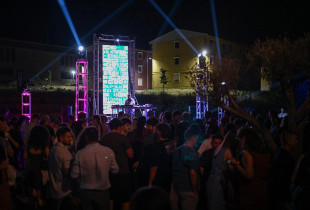 Ceremonia treditore e hapjes është kurorëzuar me sesion me muzikë elektronike në hangarin qendror të ngjarjes (Foto: Tuğhan Anıt)