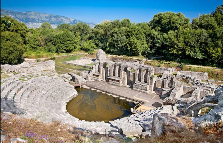 Butrinti me mbi 2 mijë e 500 vjet histori të shtresuar në këtë qytet antik, është një lokalitet i Trashëgimisë Botërore shpallur nga UNESCO-ja në skajin jugor të Rivierës