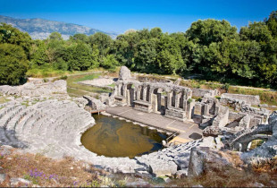 Butrinti me mbi 2 mijë e 500 vjet histori të shtresuar në këtë qytet antik, është një lokalitet i Trashëgimisë Botërore shpallur nga UNESCO-ja në skajin jugor të Rivierës