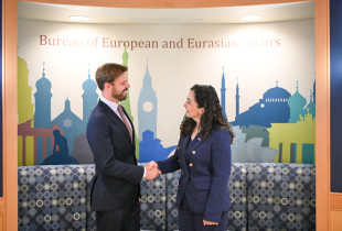 Vjosa Osmani dhe Brendan Hanrahan
