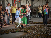 Të vendosura kryesisht pjerrtas, shishet në “Circulations” të Tamara Grçiqit krijojnë sipërfaqen e valëve të detit nëpër të cilat publiku mund të “notojë”