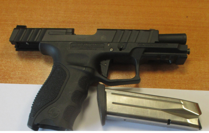 Njëra nga pistoletat e sekuestruara