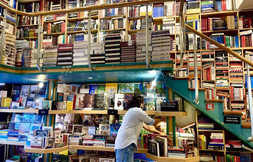 Vera aktivizon libraritë me oferta për lexuesit e në këtë periudhë, sipas tyre, ka rritje kërkesash. Latif Mustafa nga libraria “Dukagjini” ka thënë se interesimi për librin është konstant, veçse gjatë verës ka interesim më të theksuar nga fëmijët