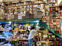 Vera aktivizon libraritë me oferta për lexuesit e në këtë periudhë, sipas tyre, ka rritje kërkesash. Latif Mustafa nga libraria “Dukagjini” ka thënë se interesimi për librin është konstant, veçse gjatë verës ka interesim më të theksuar nga fëmijët