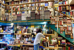 Vera aktivizon libraritë me oferta për lexuesit e në këtë periudhë, sipas tyre, ka rritje kërkesash. Latif Mustafa nga libraria “Dukagjini” ka thënë se interesimi për librin është konstant, veçse gjatë verës ka interesim më të theksuar nga fëmijët