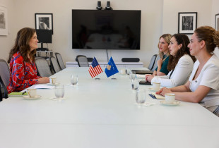 Presidentja Vjosa Osmani në takim me të ngarkuarën me punë të misionit të Shteteve të Bashkuara në OKB, ambasadoren Dorothy Shea