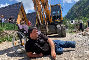 Një banor zbriti nga karroca me rrota dhe u përpoq të ndalonte ekskavatorin e IKMT-së. Foto: Emi Kalaja