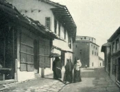 “Gra myslimane në rrugët e Prishtinës”, 1909. Foto: Gabriel Louis-Jaray