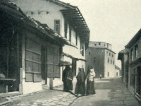 “Gra myslimane në rrugët e Prishtinës”, 1909. Foto: Gabriel Louis-Jaray