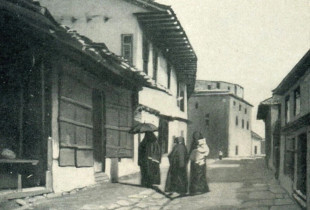 “Gra myslimane në rrugët e Prishtinës”, 1909. Foto: Gabriel Louis-Jaray