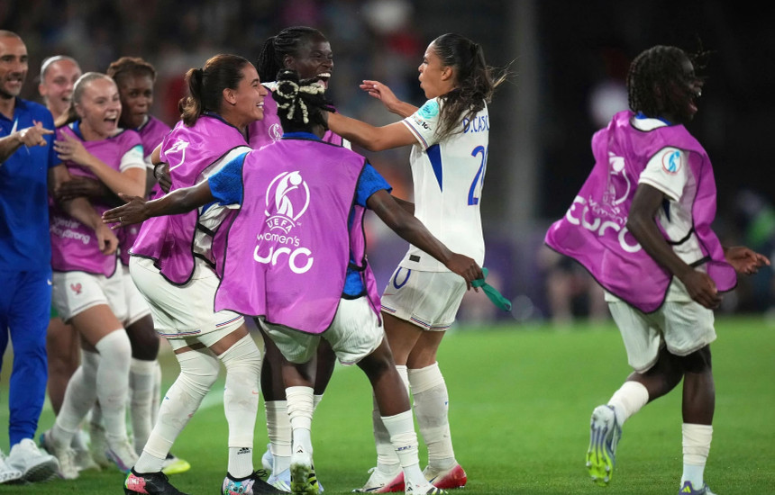 Franca fiton me përmbysje të rezultatit ndaj Holandës