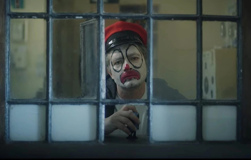 Fytyra e mërzitur e Genc Salihut si palaço në “Sevap City Blue” flet shumë. Ai e vështron lojën e dy vajzave me sytë që dyshojnë për një takim të radhës a për pasimin e një jete krejt ndryshe (Në foto: Skenë nga “Sevap City Blue”)