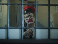 Fytyra e mërzitur e Genc Salihut si palaço në “Sevap City Blue” flet shumë. Ai e vështron lojën e dy vajzave me sytë që dyshojnë për një takim të radhës a për pasimin e një jete krejt ndryshe (Në foto: Skenë nga “Sevap City Blue”)