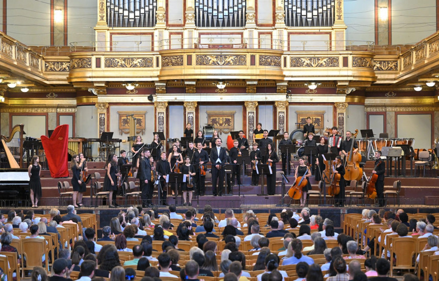 Orkestra e fëmijëve të Prishtinës “Amadeus” në prestigjiozen “Golden Hall” të “Musikverein” në Vjenë ka interpretuar fillimisht “Palladio” nga Karl Jenkins, pastaj kohën e parë dhe të fundit të “Simfonisë së 45-të” të Haydnit
